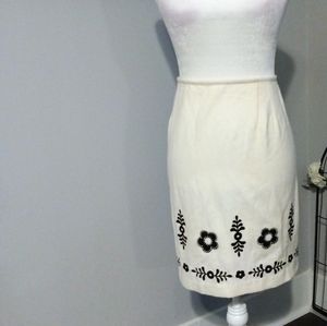 Vintage Venezia Winter White Skirt w/ black embroidery. Size 26.
